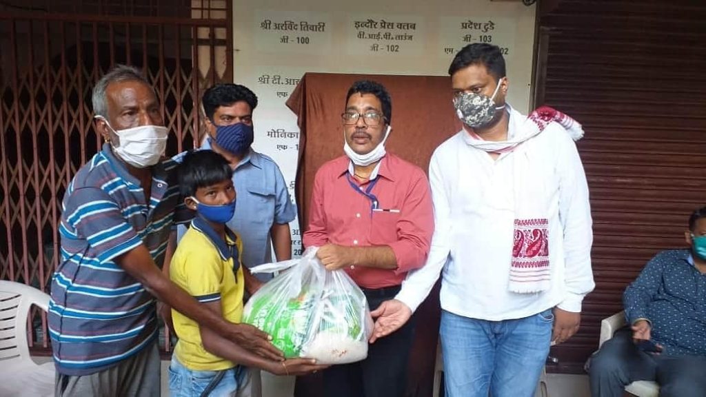 Indore Press Club provides relief materials.